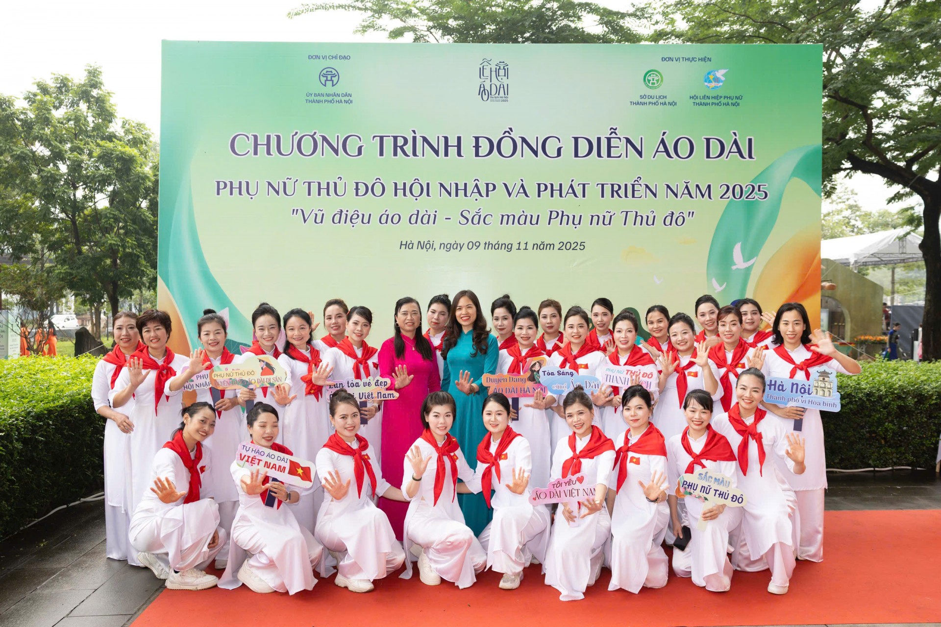 Phụ nữ Ngọc Chi mang “hơi thở làng quê” đến Lễ hội Áo dài Hà Nội