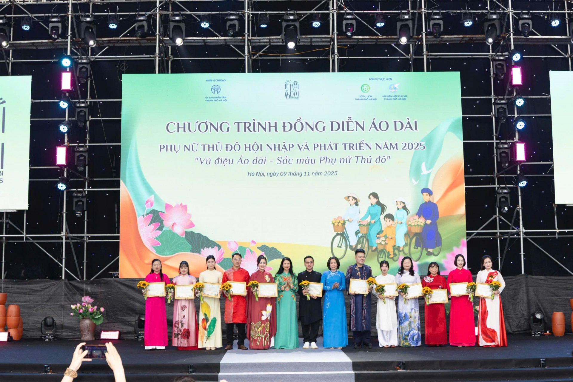 Phụ nữ Ngọc Chi mang “hơi thở làng quê” đến Lễ hội Áo dài Hà Nội
