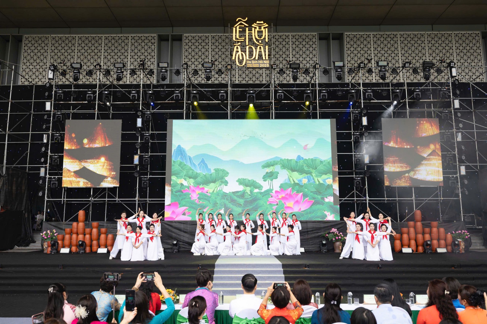 Phụ nữ Ngọc Chi mang “hơi thở làng quê” đến Lễ hội Áo dài Hà Nội