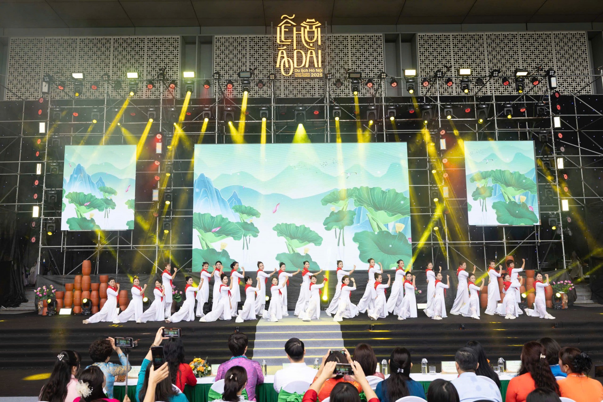 Phụ nữ Ngọc Chi mang “hơi thở làng quê” đến Lễ hội Áo dài Hà Nội