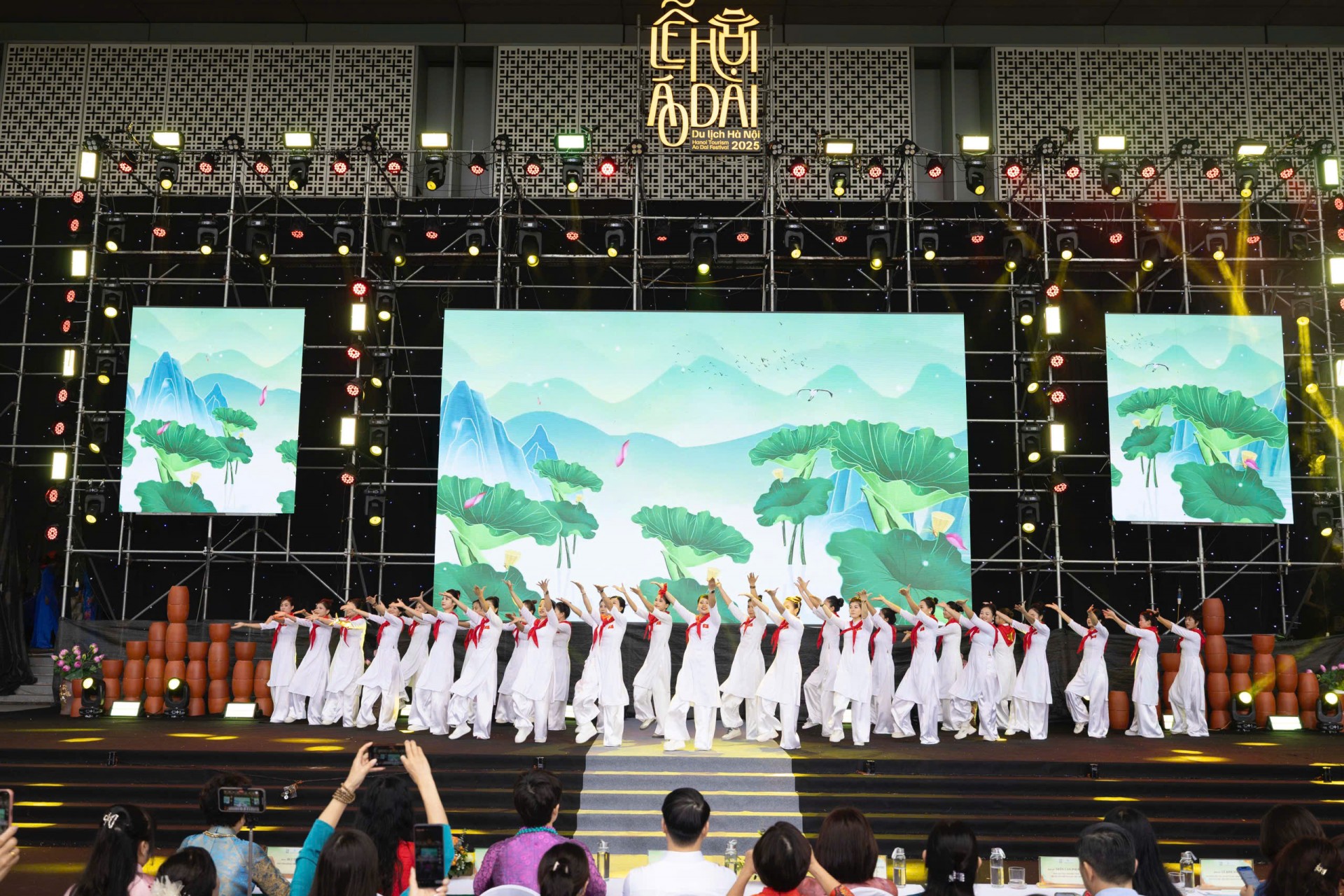 Phụ nữ Ngọc Chi mang “hơi thở làng quê” đến Lễ hội Áo dài Hà Nội Phụ nữ Ngọc Chi mang “hơi thở làng quê” đến Lễ hội Áo dài Hà Nội