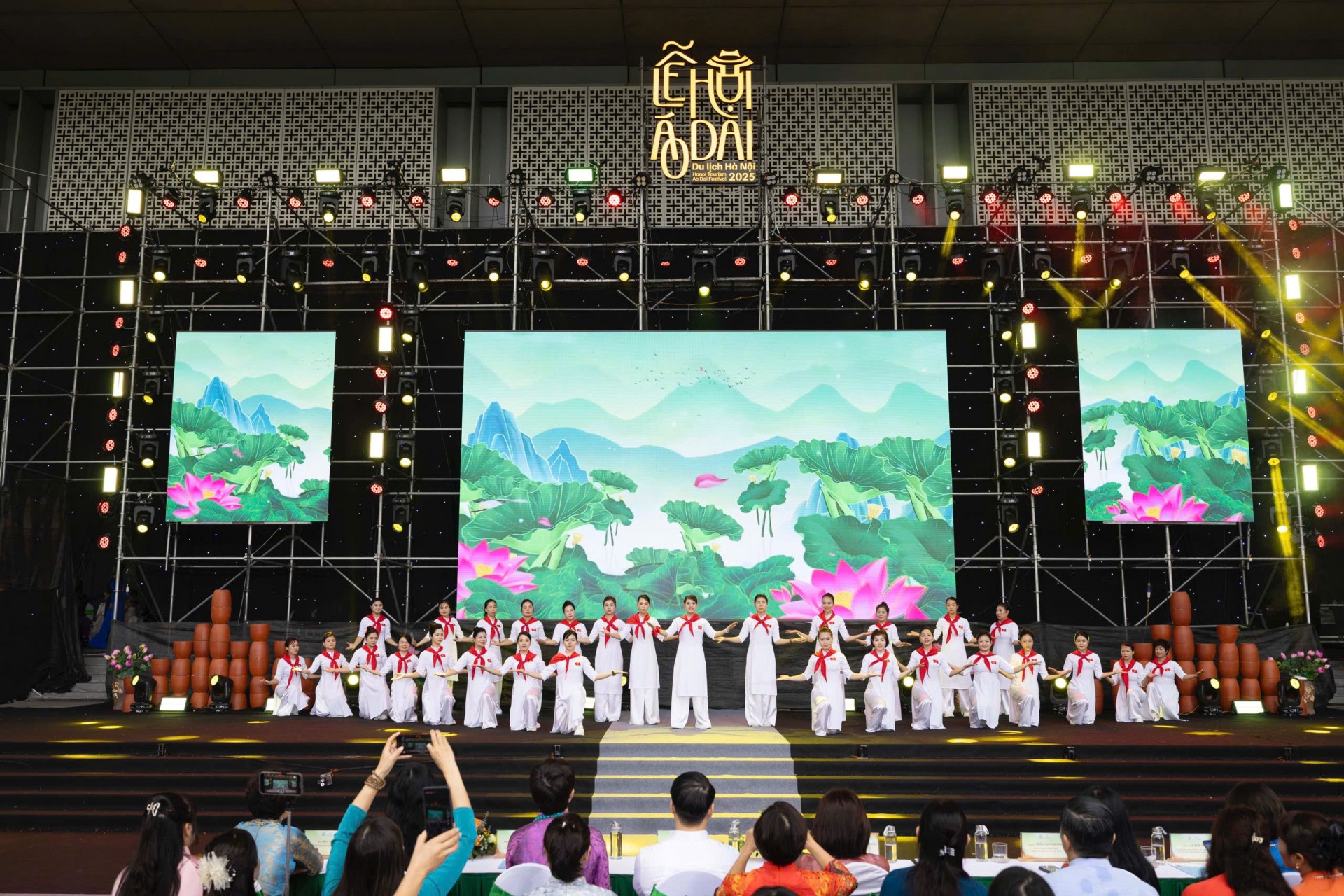 Phụ nữ Ngọc Chi mang “hơi thở làng quê” đến Lễ hội Áo dài Hà Nội Phụ nữ Ngọc Chi mang “hơi thở làng quê” đến Lễ hội Áo dài Hà Nội