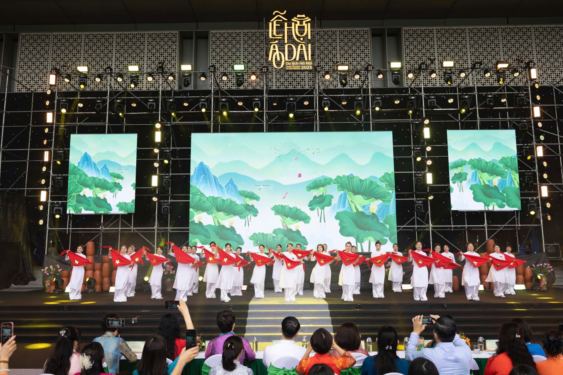 Phụ nữ Ngọc Chi mang “hơi thở làng quê” đến Lễ hội Áo dài Hà Nội