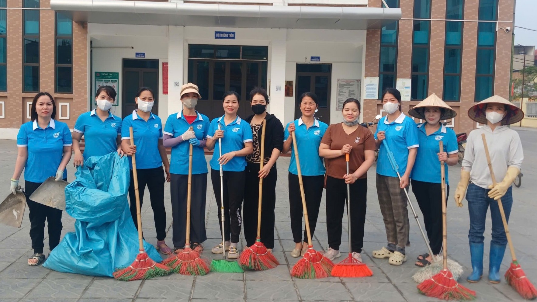 Thôn Ngọc Chi đồng loạt ra quân tổng vệ sinh môi trường