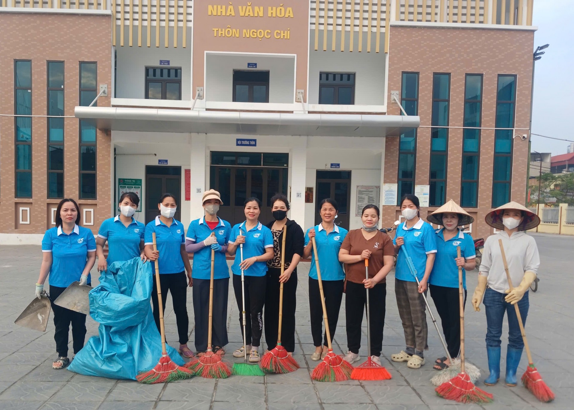 Thôn Ngọc Chi đồng loạt ra quân tổng vệ sinh môi trường