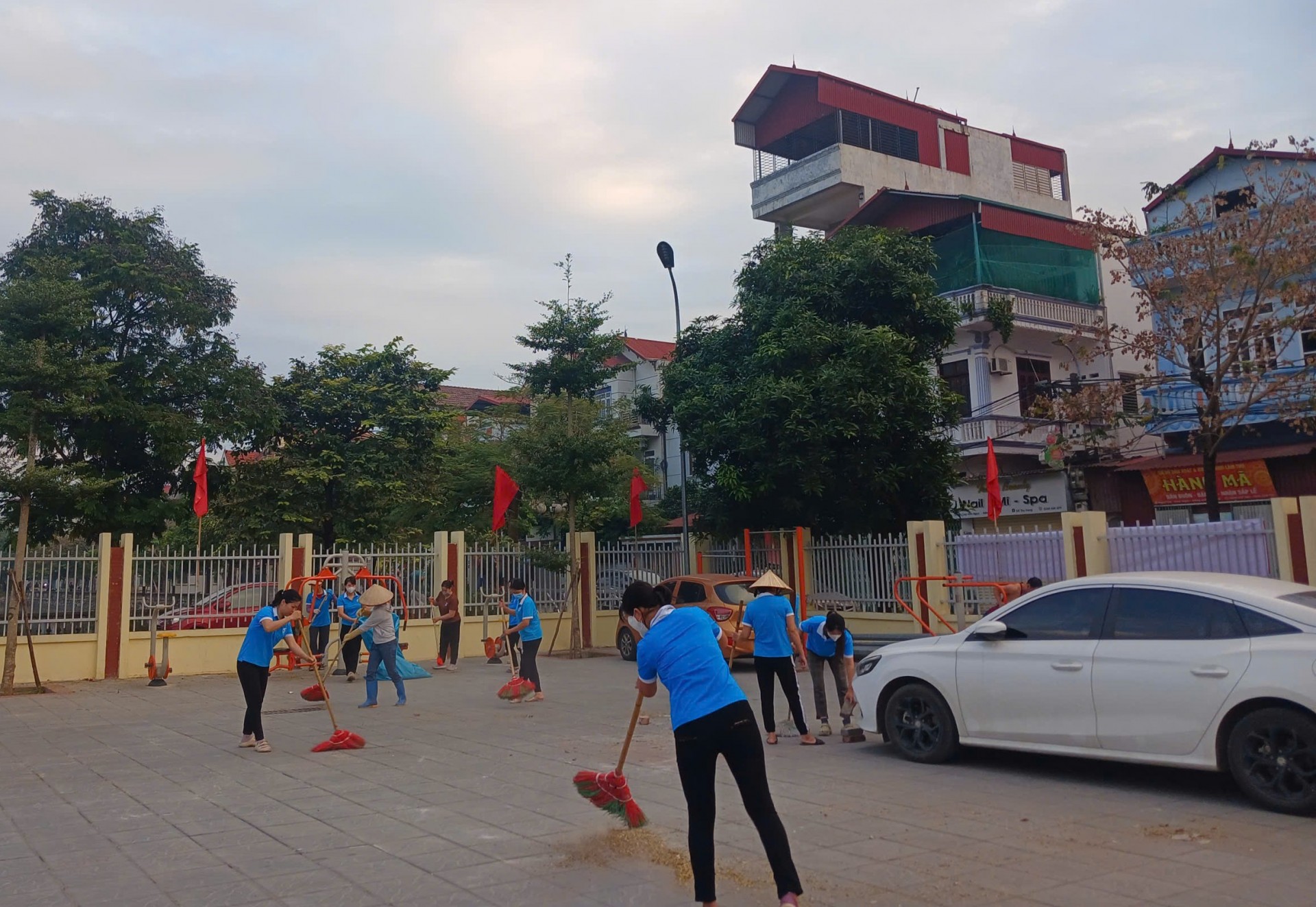 Thôn Ngọc Chi đồng loạt ra quân tổng vệ sinh môi trường