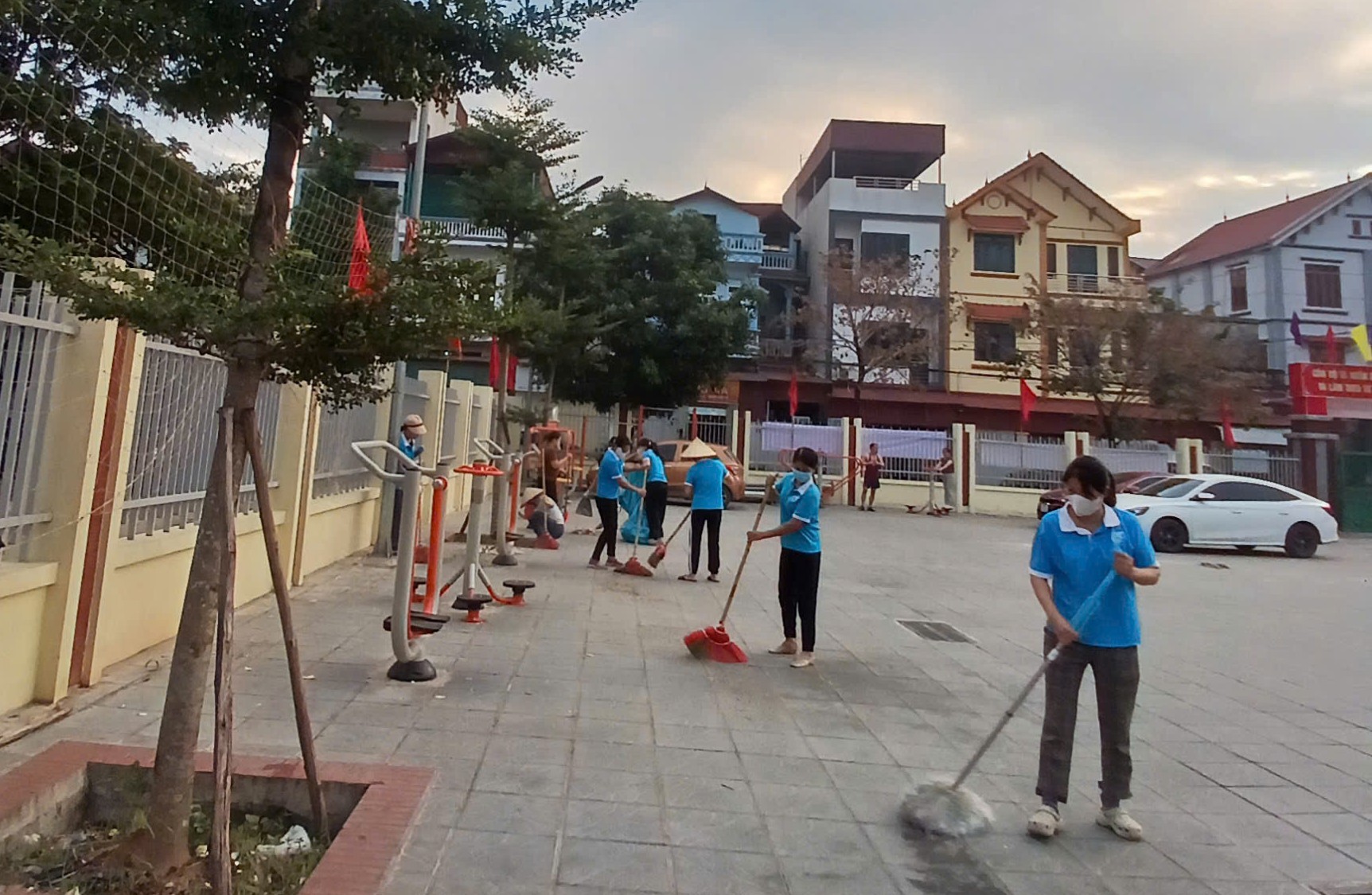 Thôn Ngọc Chi đồng loạt ra quân tổng vệ sinh môi trường