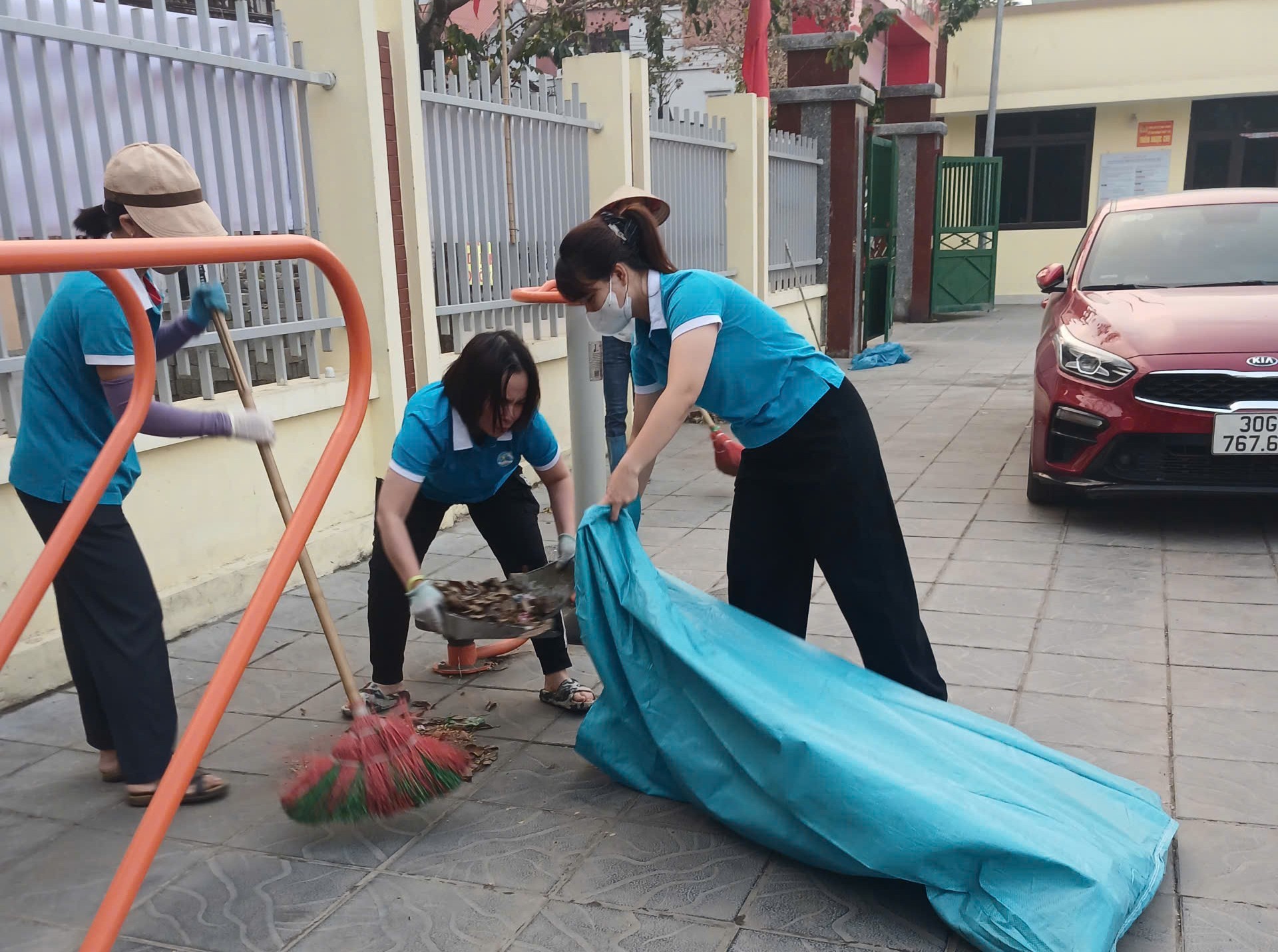 Thôn Ngọc Chi đồng loạt ra quân tổng vệ sinh môi trường