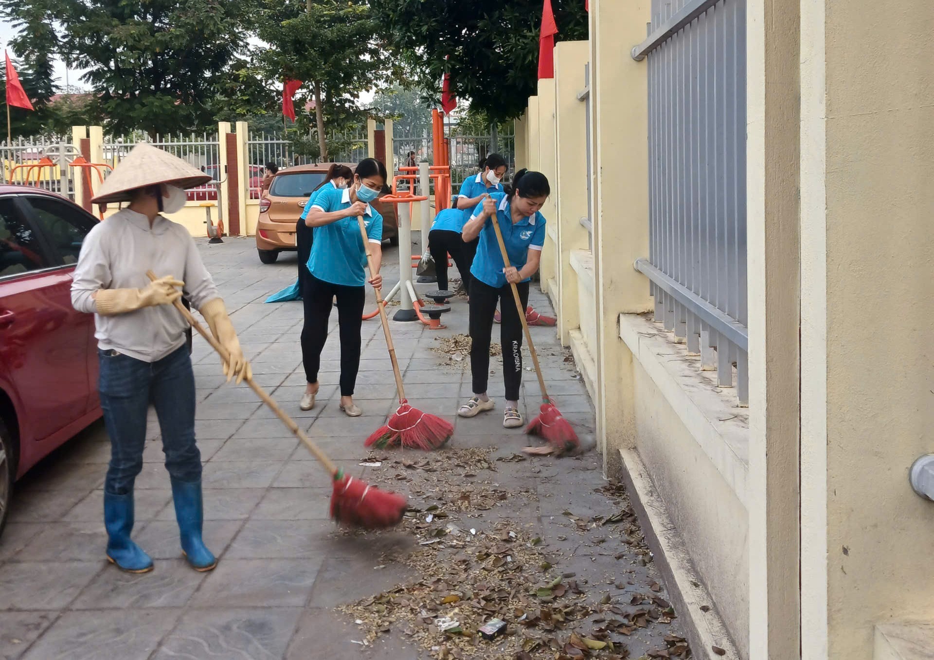 Thôn Ngọc Chi đồng loạt ra quân tổng vệ sinh môi trường