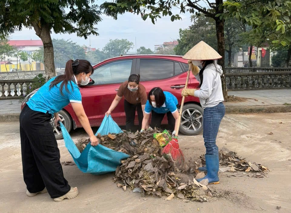 Thôn Ngọc Chi đồng loạt ra quân tổng vệ sinh môi trường