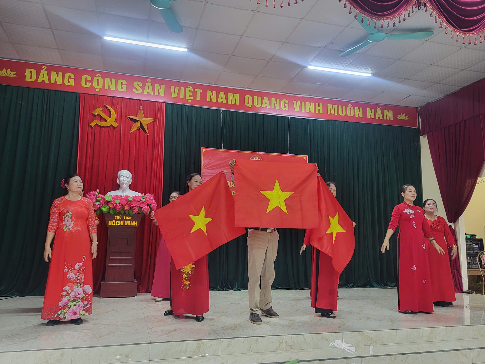 Rộn ràng Ngày hội Đại đoàn kết toàn dân tộc tại thôn Cầu Chéo, xã Nhữ Khê, Tuyên Quang