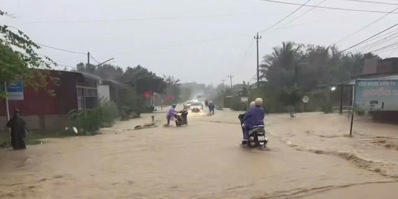 Đắk Lắk: Mưa lớn liên tục khiến nhiều địa phương trong tỉnh bị ngập sâu trong nước Đắk Lắk: Mưa lớn liên tục khiến nhiều địa phương trong tỉnh bị ngập sâu trong nước