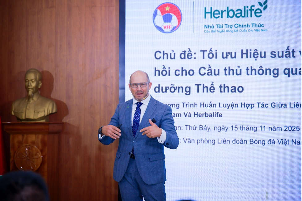 Cung cấp kiến thức dinh dưỡng thể thao hữu ích cho huấn luyện viên và cầu thủ bóng đá