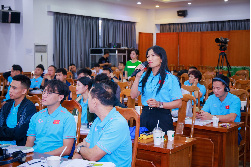 Cung cấp kiến thức dinh dưỡng thể thao hữu ích cho huấn luyện viên và cầu thủ bóng đá