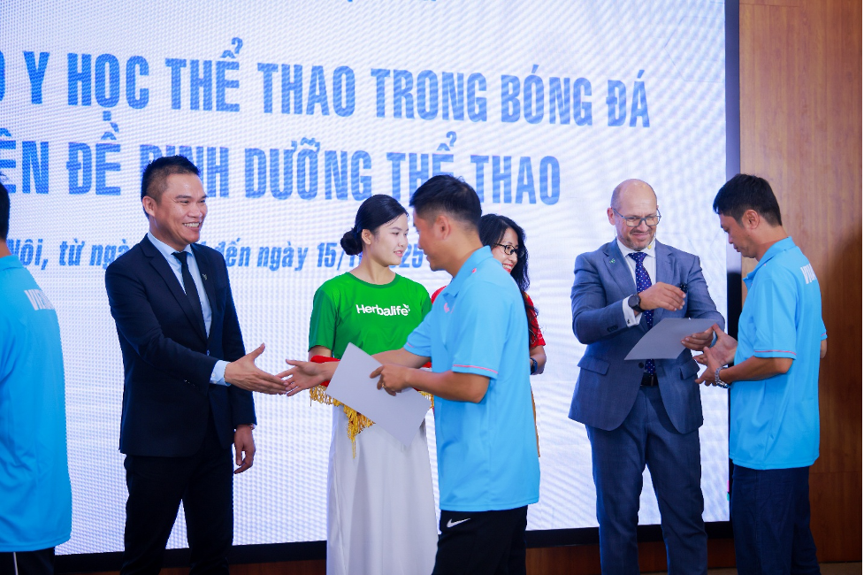 Cung cấp kiến thức dinh dưỡng thể thao hữu ích cho huấn luyện viên và cầu thủ bóng đá