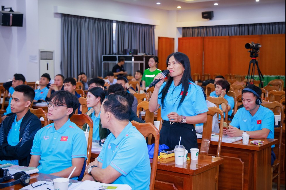 Cung cấp kiến thức dinh dưỡng thể thao hữu ích cho huấn luyện viên và cầu thủ bóng đá