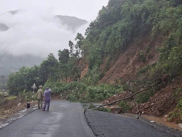 Đắk Lắk: Xã Yang Mao bị ngập sâu, giao thông tê liệt và một số thôn, buôn bị cô lập.