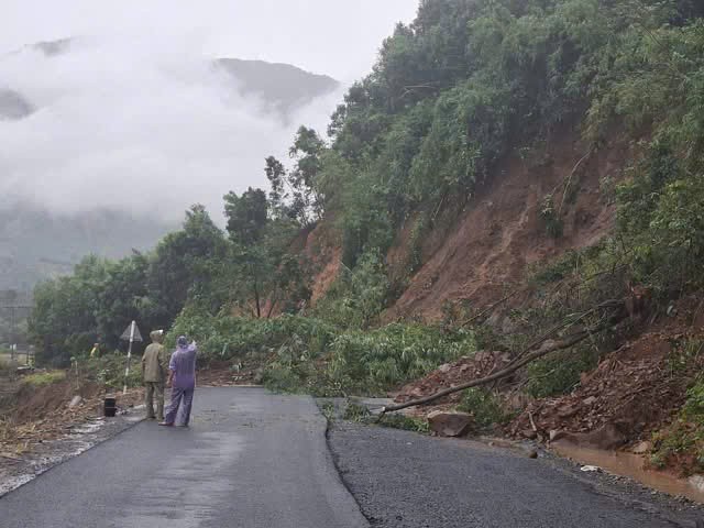 Đắk Lắk: Xã Yang Mao bị ngập sâu, giao thông tê liệt và một số thôn, buôn bị cô lập.