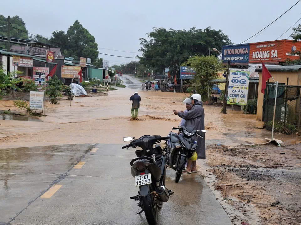Đắk Lắk: Xã Yang Mao bị ngập sâu, giao thông tê liệt và một số thôn, buôn bị cô lập.