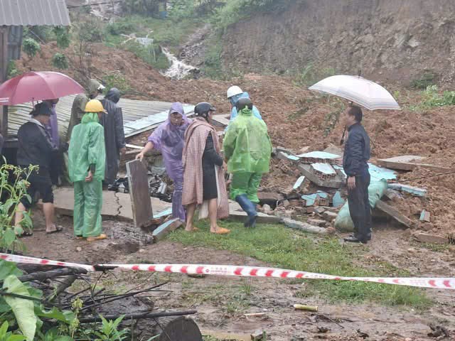 Đắk Lắk: Xã Yang Mao bị ngập sâu, giao thông tê liệt và một số thôn, buôn bị cô lập.