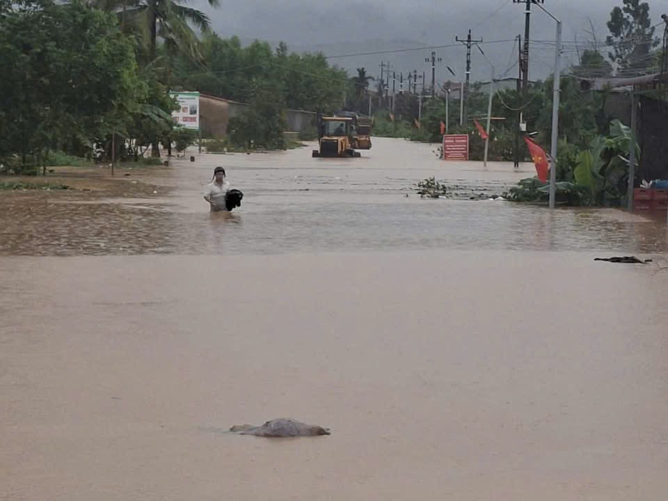 Đắk Lắk: Xã Yang Mao bị ngập sâu, giao thông tê liệt và một số thôn, buôn bị cô lập.