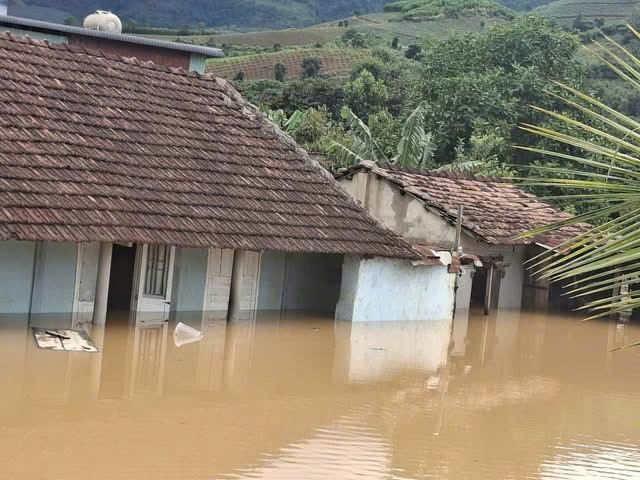 Đắk Lắk: Xã Yang Mao bị ngập sâu, giao thông tê liệt và một số thôn, buôn bị cô lập.