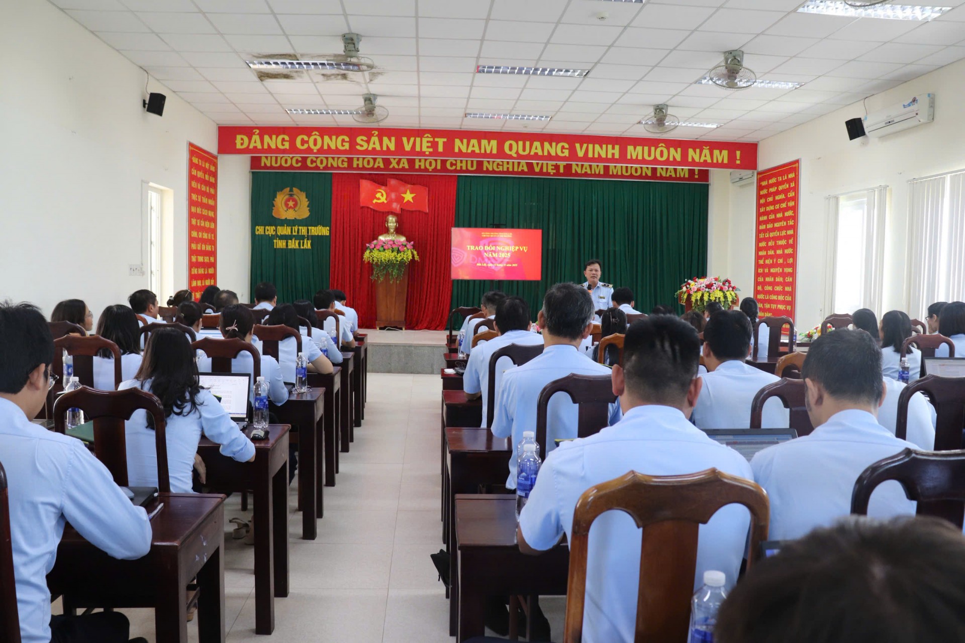 Đắk Lắk: Chi cục quản lý thị trường tổ chức phổ biến pháp luật và trao đổi nghiệp vụ QLTT năm 2025 Đắk Lắk: Chi cục quản lý thị trường tổ chức phổ biến pháp luật và trao đổi nghiệp vụ QLTT năm 2025