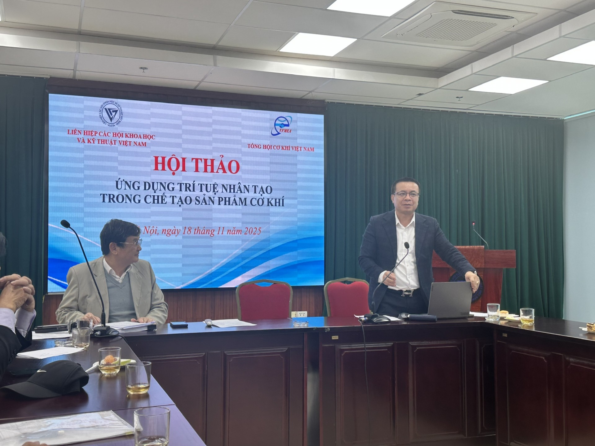 Ứng dụng trí tuệ nhân tạo trong chế tạo sản phẩm cơ khí: Cơ hội và thách thức Ứng dụng trí tuệ nhân tạo trong chế tạo sản phẩm cơ khí: Cơ hội và thách thức