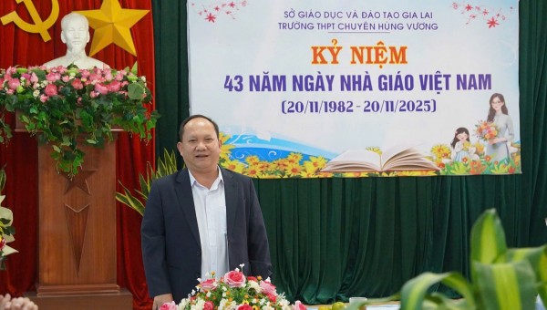 Gia Lai: Phó Bí thư Thường trực Tỉnh ủy, Chủ tịch HĐND tỉnh thăm, chúc mừng Trường THPT chuyên Hùng Vương.