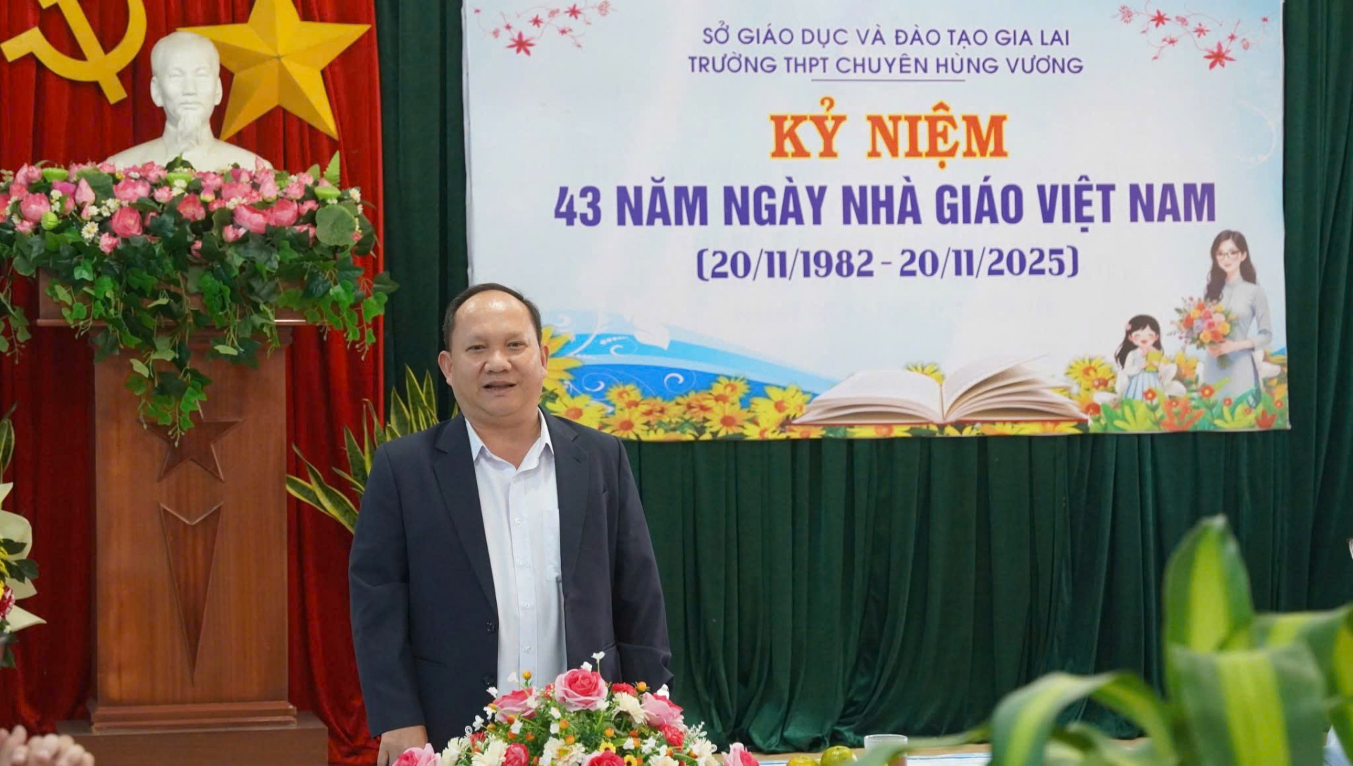 Gia Lai: Phó Bí thư Thường trực Tỉnh ủy, Chủ tịch HĐND tỉnh thăm, chúc mừng Trường THPT chuyên Hùng Vương.
