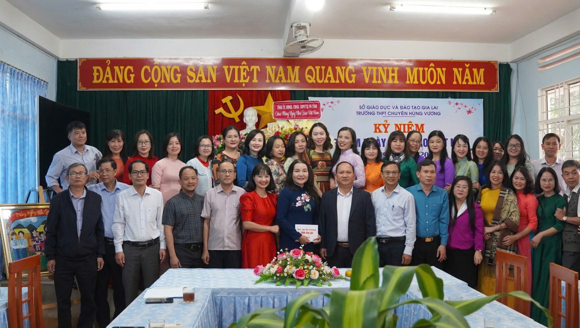 Gia Lai: Phó Bí thư Thường trực Tỉnh ủy, Chủ tịch HĐND tỉnh thăm, chúc mừng Trường THPT chuyên Hùng Vương.