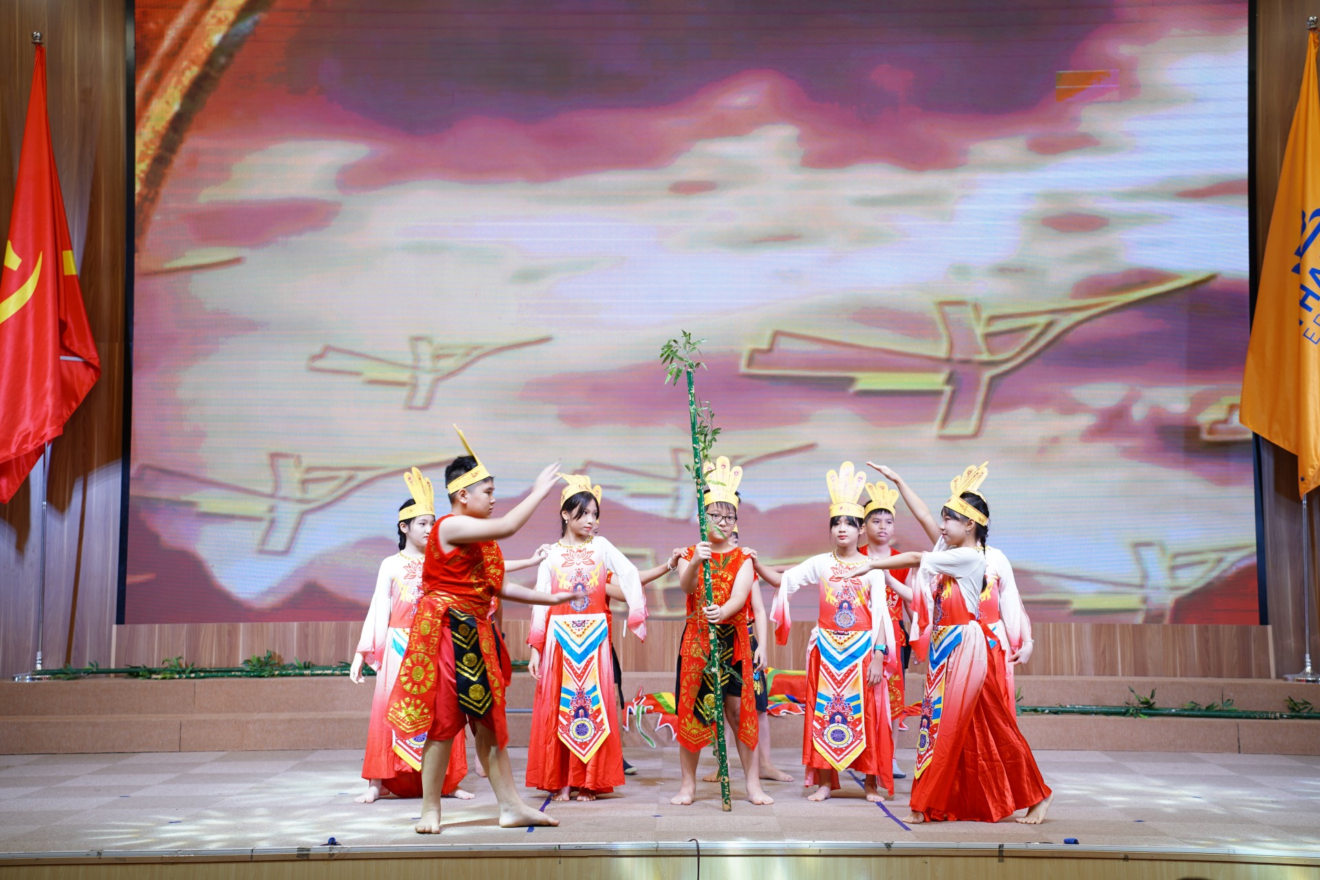 Rực rỡ sắc màu tri ân: Chung kết Hội thi Văn nghệ chào mừng Ngày nhà giáo Việt Nam tại Trường UNIGO