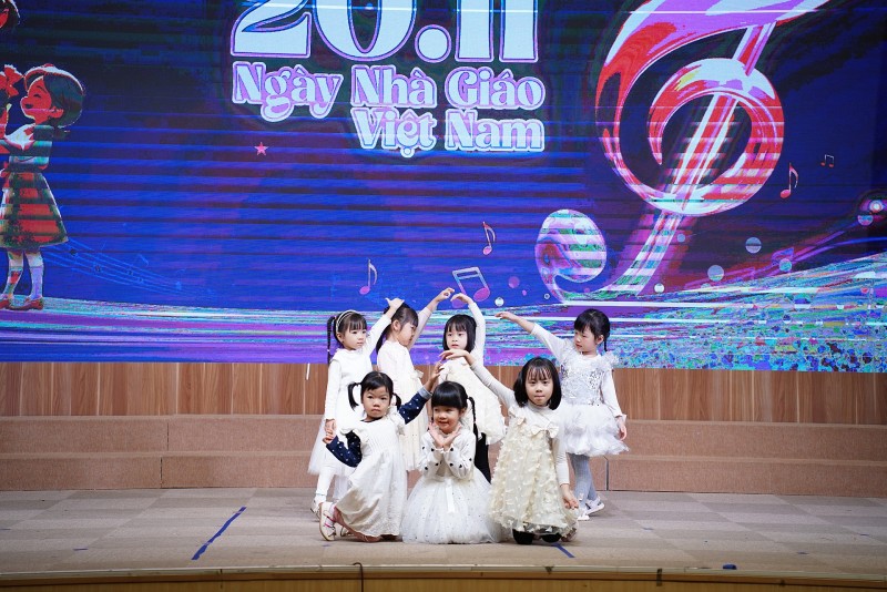 Rực rỡ sắc màu tri ân: Chung kết Hội thi Văn nghệ chào mừng Ngày nhà giáo Việt Nam tại Trường UNIGO