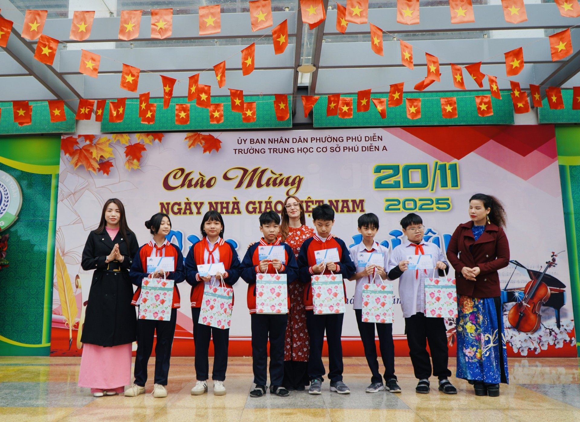 Hà Nội: “Giai điệu tri ân” – Dấu ấn đẹp trong Lễ kỷ niệm Ngày Nhà giáo Việt Nam tại THCS Phú Diễn A, Phú Diễn