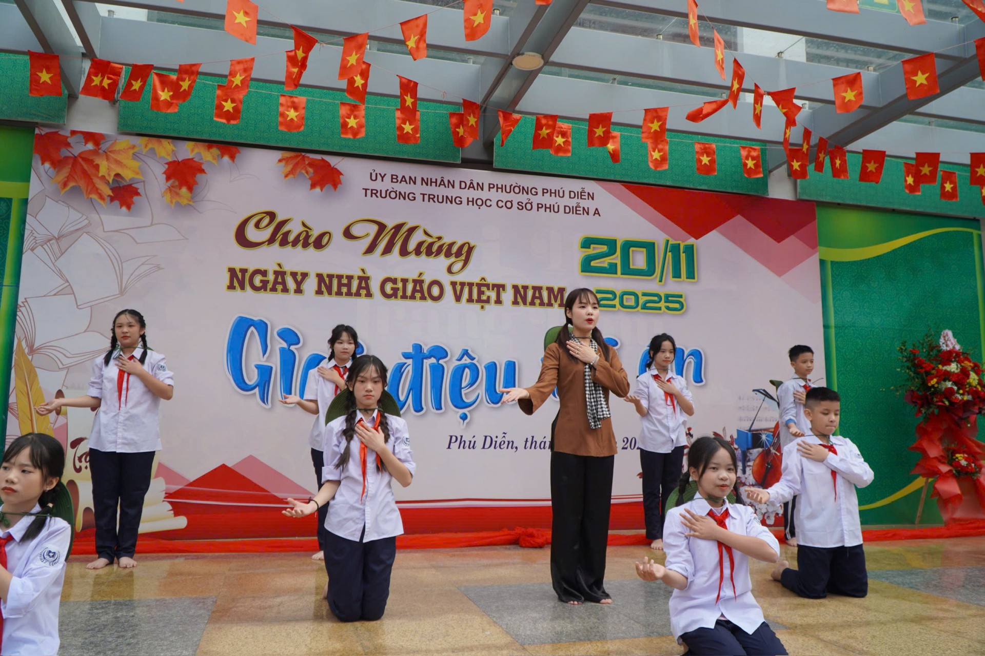 Hà Nội: “Giai điệu tri ân” – Dấu ấn đẹp trong Lễ kỷ niệm Ngày Nhà giáo Việt Nam tại THCS Phú Diễn A, Phú Diễn