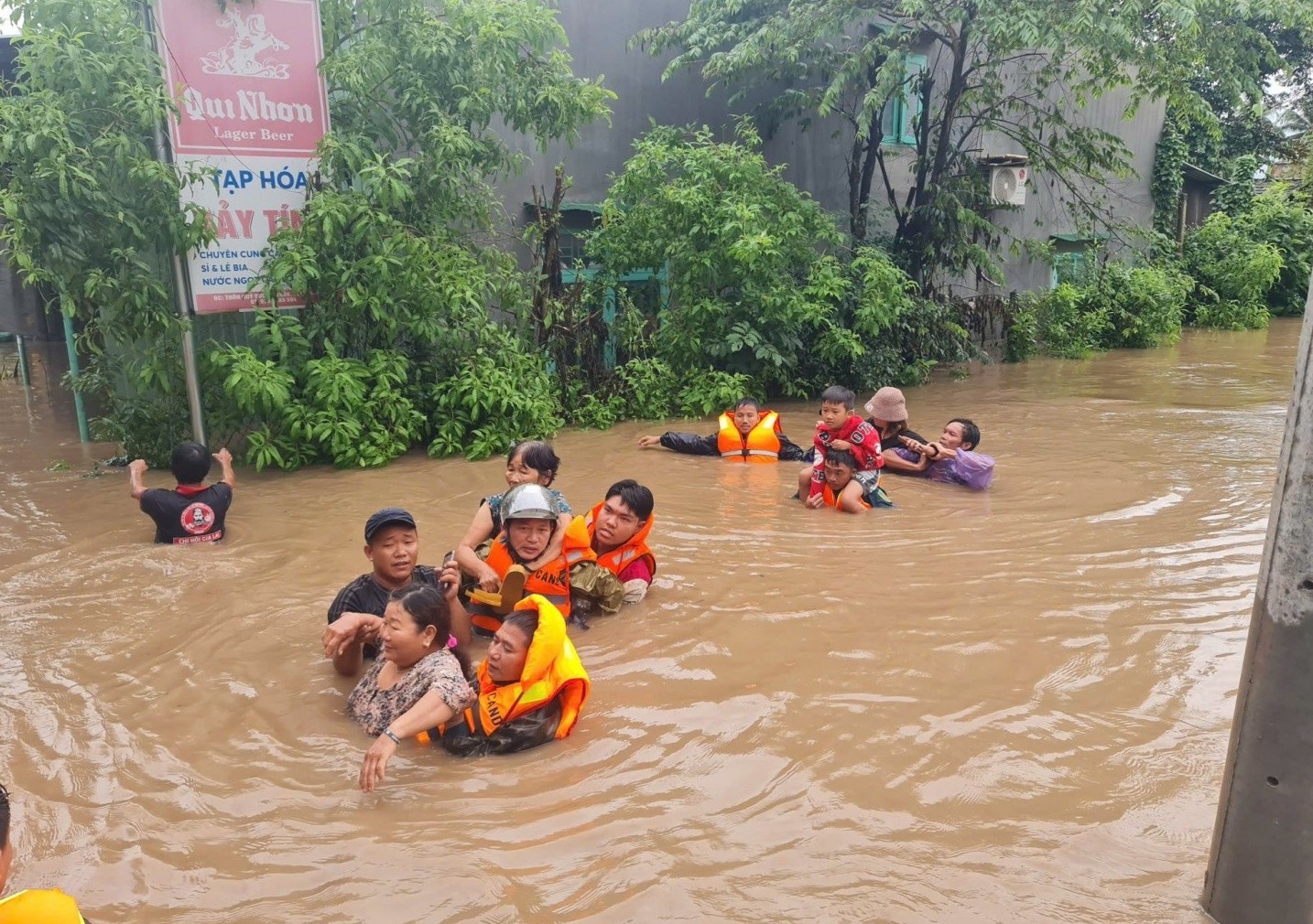 Sẵn sàng cấp cứu, hỗ trợ kịp thời y tế cho người dân vùng ngập lụt