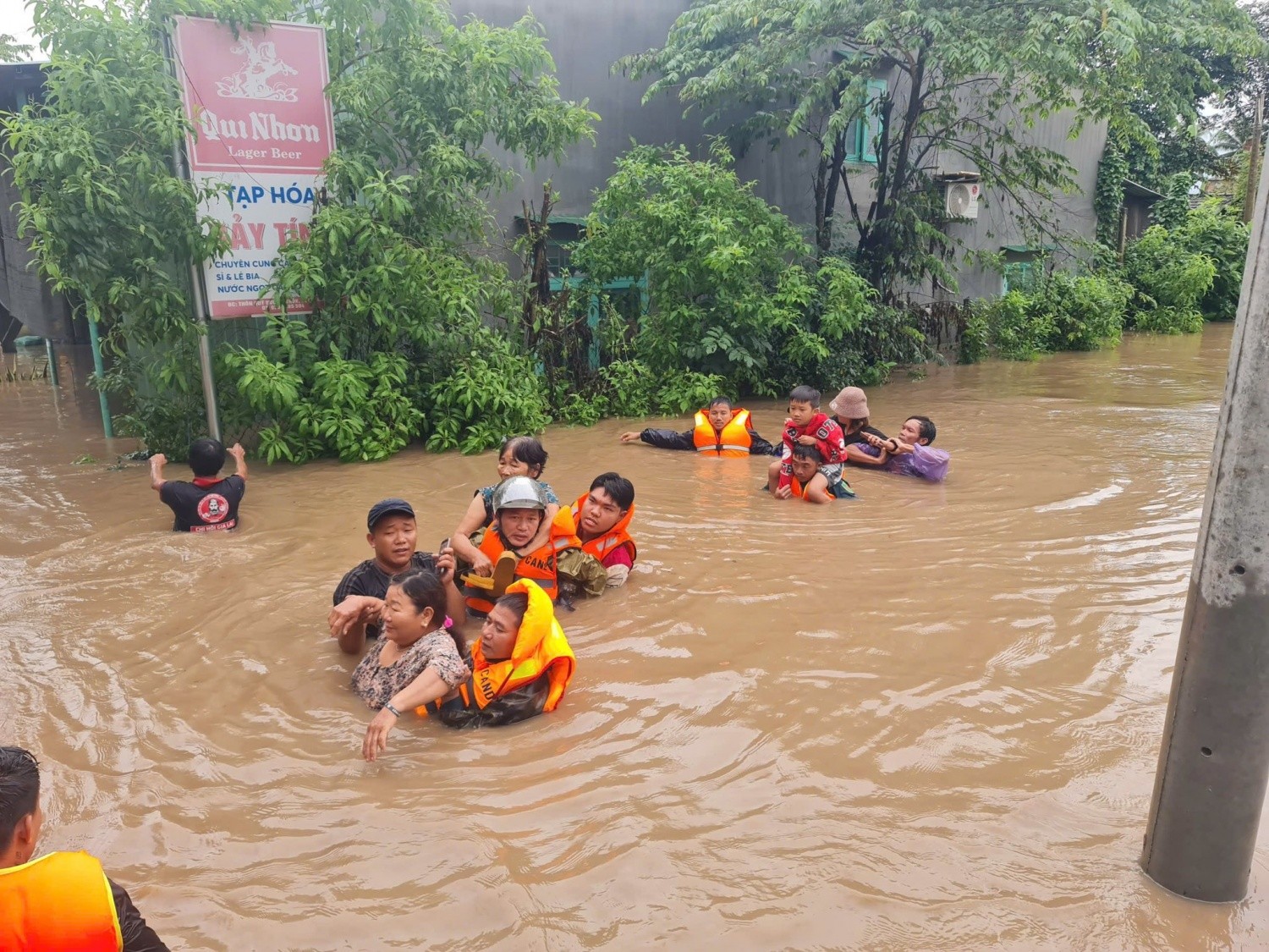 Sẵn sàng cấp cứu, hỗ trợ kịp thời y tế cho người dân vùng ngập lụt