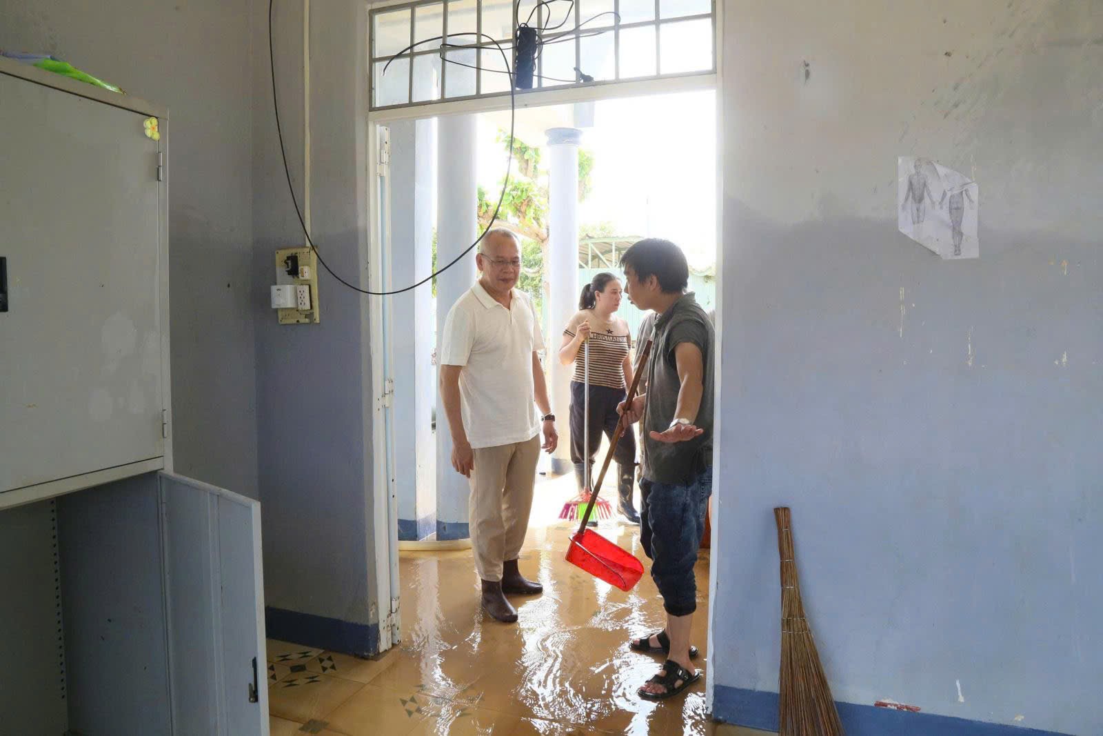 Đắk Lắk: Ngành Y tế khẩn trương ứng cứu, hỗ trợ kịp thời nhân dân khu vực phía Đông trong mưa bão Đắk Lắk: Ngành Y tế khẩn trương ứng cứu, hỗ trợ kịp thời nhân dân khu vực phía Đông trong mưa bão