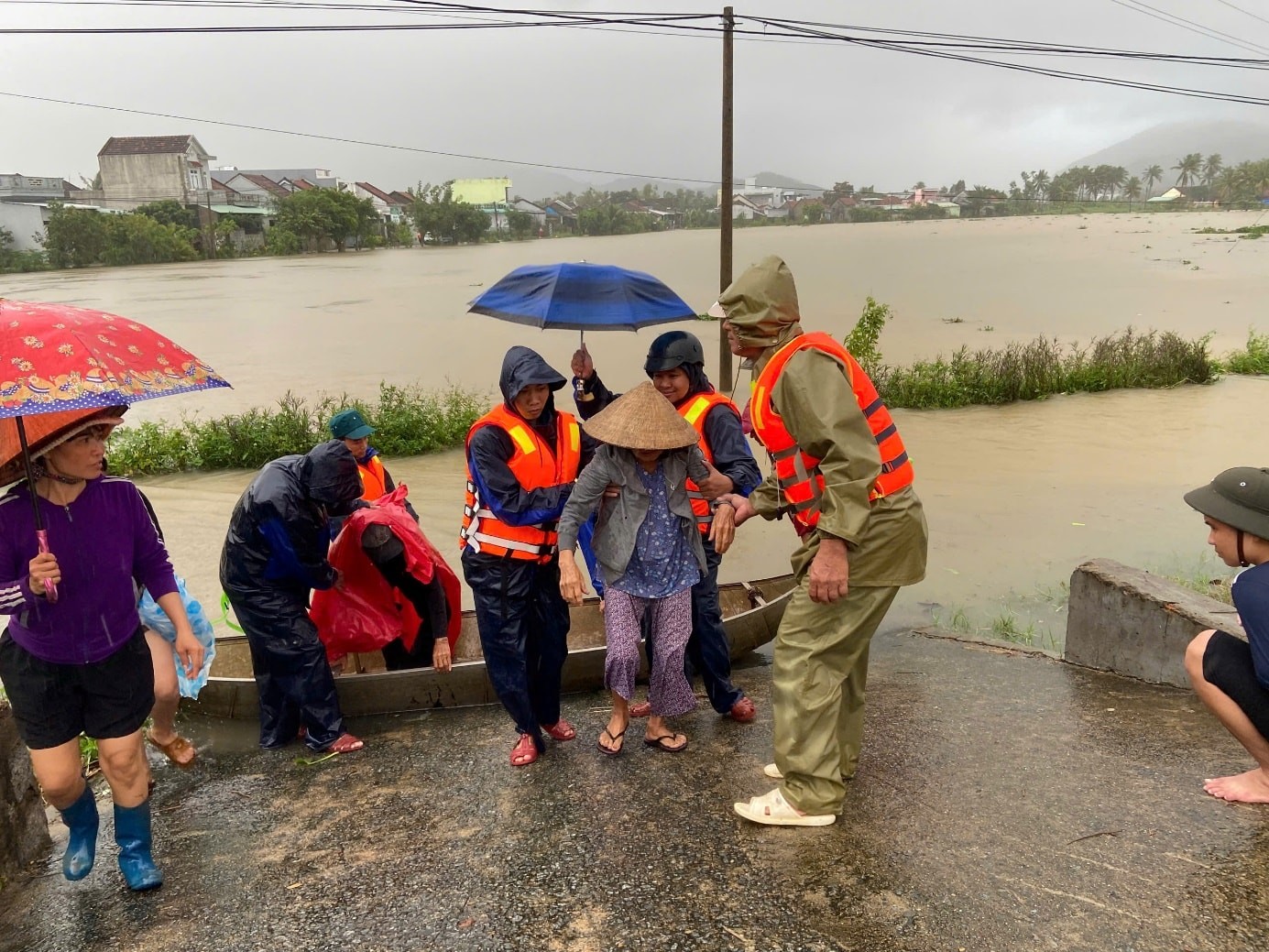 Lực lượng chức năng cứu hộ, sơ tán người dân trong mưa lũ. Ảnh: Công an tỉnh Đắk Lắk