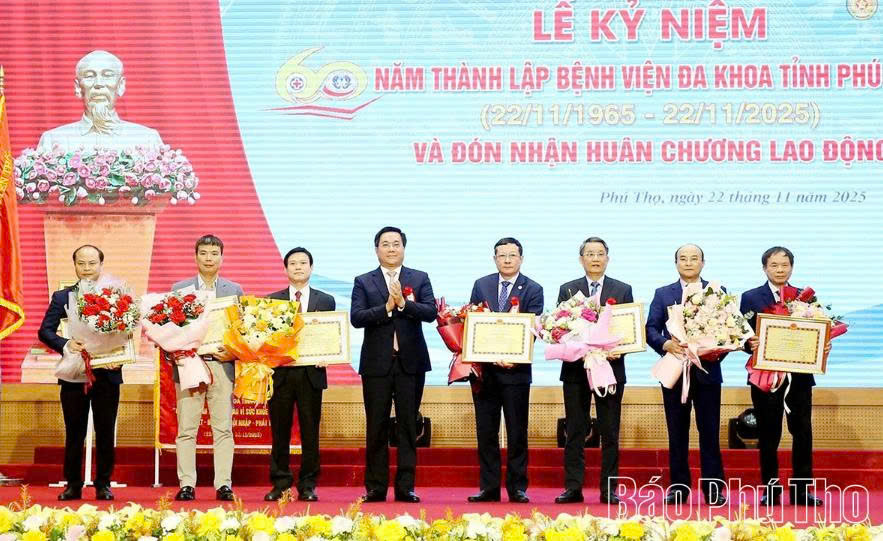 Bệnh viện Đa khoa tỉnh Phú Thọ kỷ niệm 60 năm thành lập và nhận Huân chương Lao động hạng Ba Bệnh viện Đa khoa tỉnh Phú Thọ kỷ niệm 60 năm thành lập và nhận Huân chương Lao động hạng Ba