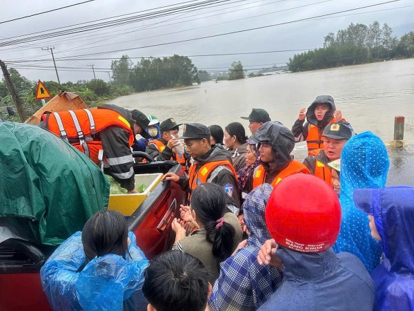 Đắk Lắk: Cán bộ, chiến sỹ cảnh sát cơ động Tây Nguyên bất chấp hiểm nguy cứu trợ đồng bào lũ lụt phía Đông