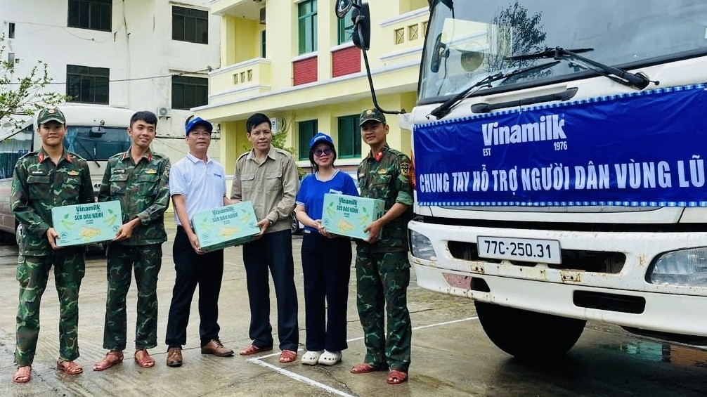 Vinamilk hỗ trợ hàng trăm nghìn sản phẩm dinh dưỡng đến người dân vùng lũ miền Trung và Tây Nguyên
