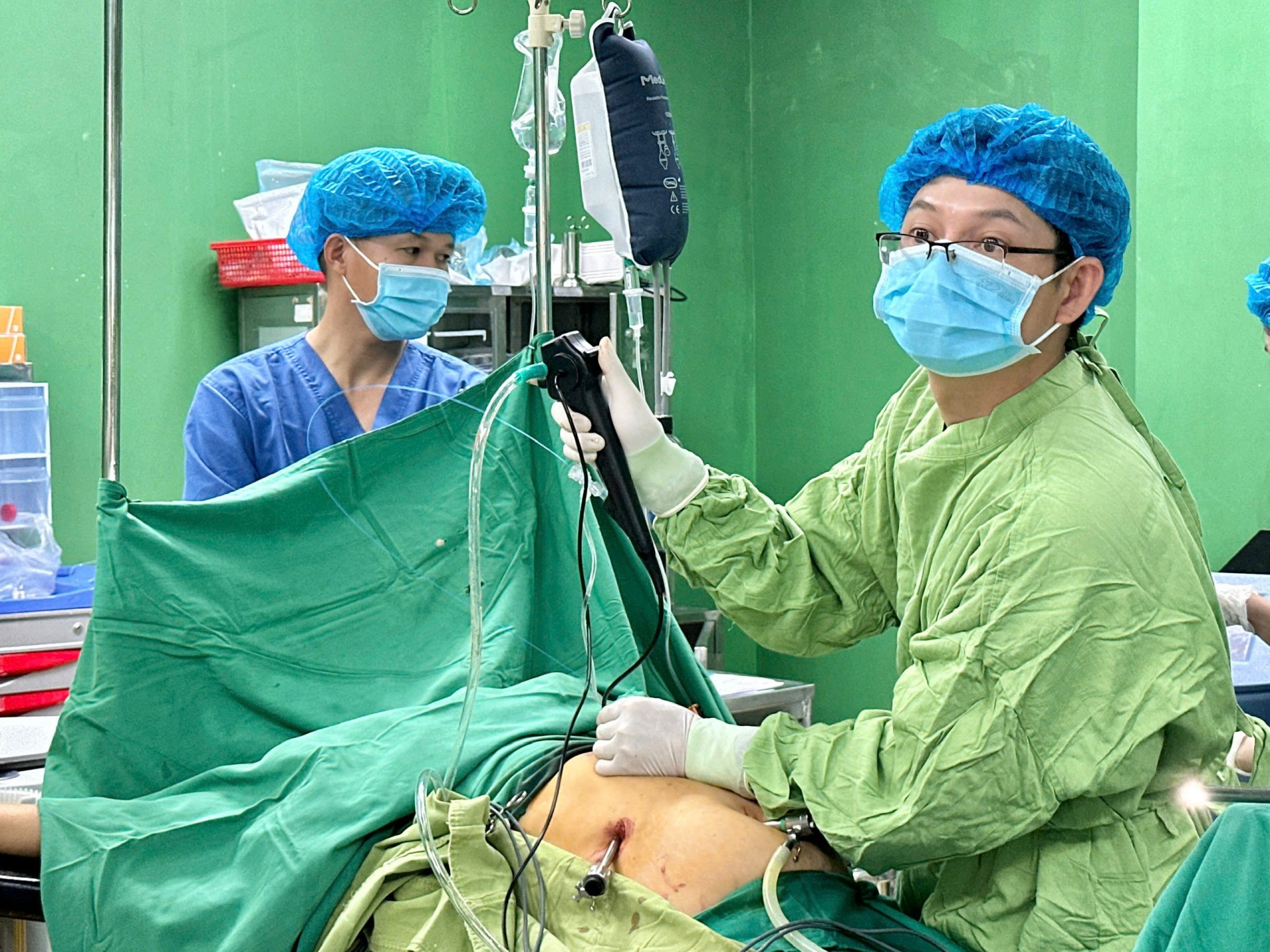 Gia Lai - Bệnh viện Đại học Y Dược - Hoàng Anh Gia Lai tiên phong phẫu thuật nội soi cắt đại tràng phức tạp