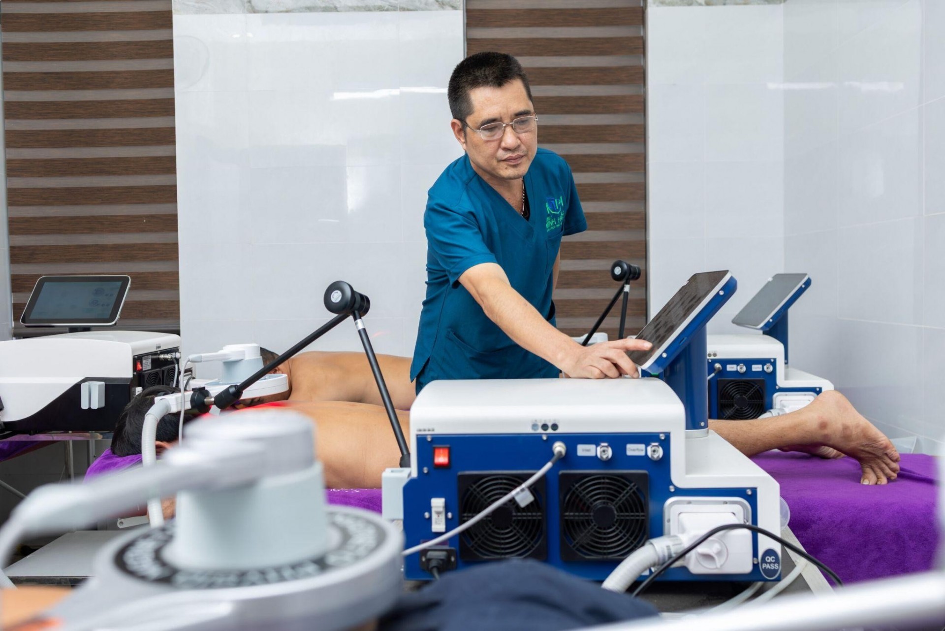 Ứng dụng tinh hoa đông y điều trị bệnh xương khớp tại Phòng chẩn trị YHCT Minh Hồng