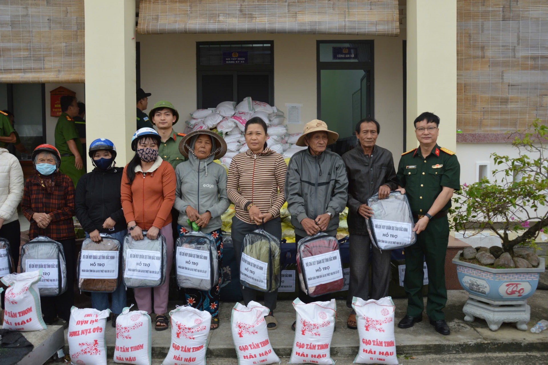 Bộ CHQS tỉnh Bắc Ninh hỗ trợ hơn 300 triệu đồng giúp nhân dân Gia Lai khắc phục hậu quả bão số 13