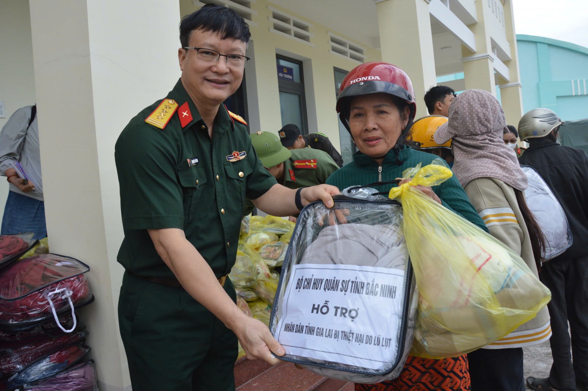 Bộ CHQS tỉnh Bắc Ninh hỗ trợ hơn 300 triệu đồng giúp nhân dân Gia Lai khắc phục hậu quả bão số 13