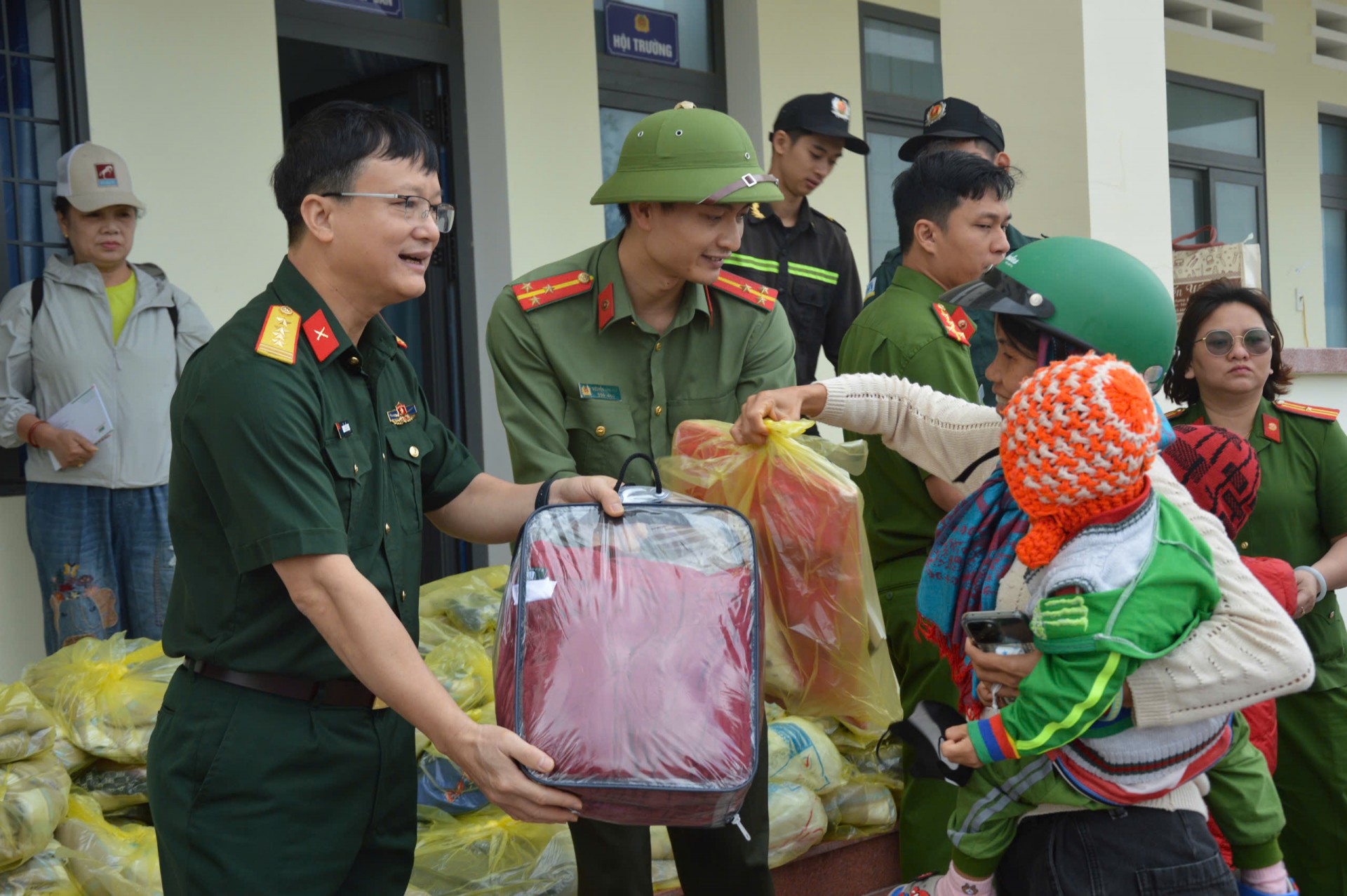 Bộ CHQS tỉnh Bắc Ninh hỗ trợ hơn 300 triệu đồng giúp nhân dân Gia Lai khắc phục hậu quả bão số 13