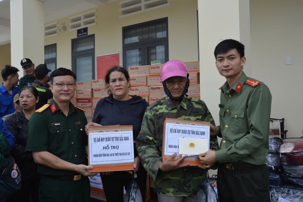 Bộ CHQS tỉnh Bắc Ninh hỗ trợ hơn 300 triệu đồng giúp nhân dân Gia Lai khắc phục hậu quả bão số 13