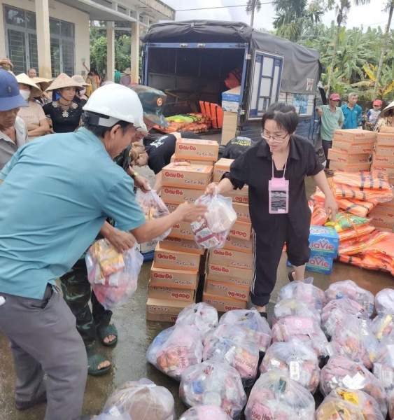 Hành trình kết nối yêu thương đến vùng bị cô lập do bão lụt ở miền Trung