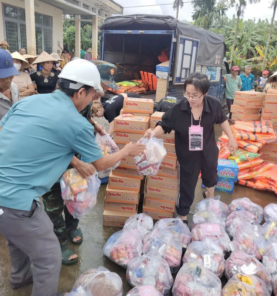 Hành trình kết nối yêu thương đến vùng bị cô lập do bão lụt ở miền Trung